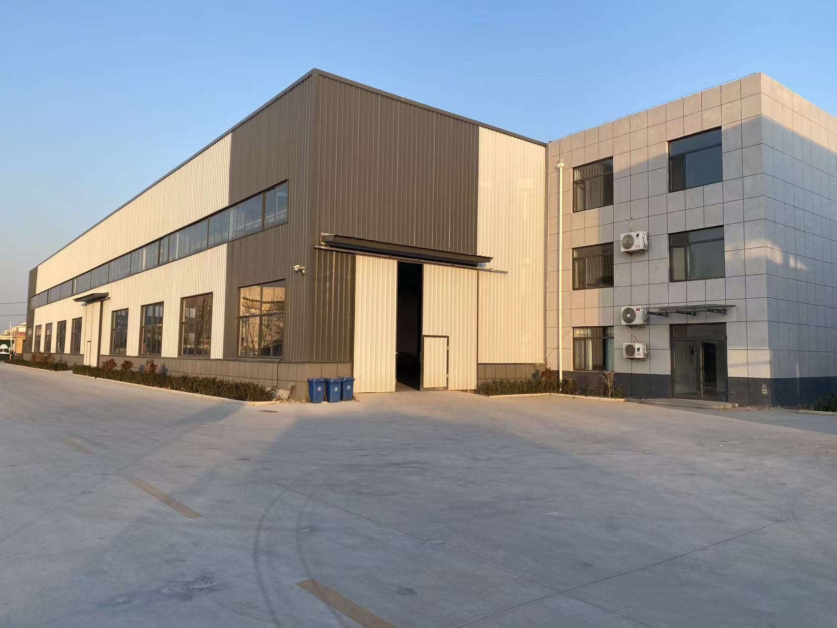 La empresa LBL exporta máquinas para puertas y ventanas a Rusia
