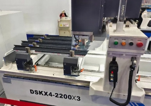 ¿Cómo puede una máquina perforadora de muro cortina de aluminio CNC de 4 cabezales de alta precisión y servicio pesado transformar su eficiencia de producción?