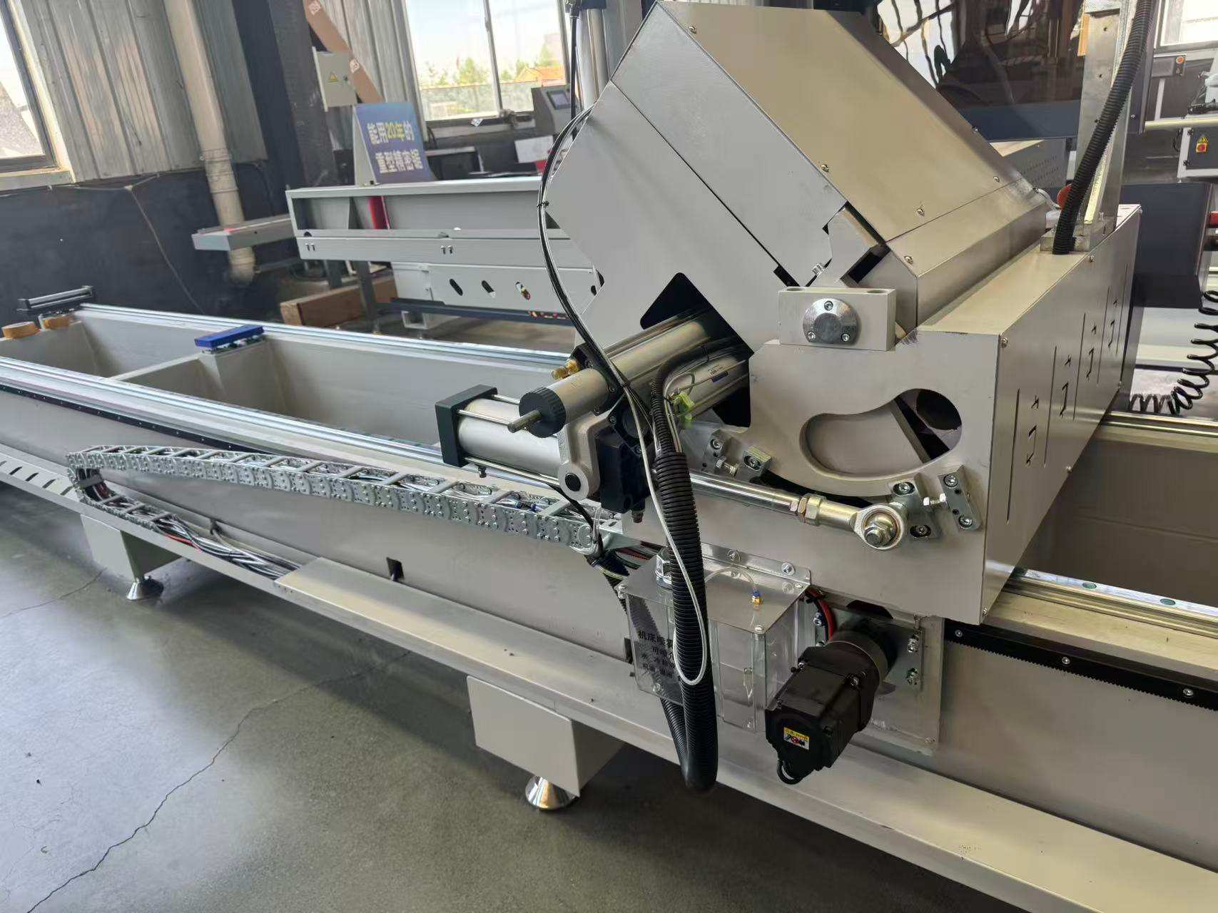Sierra ingletadora de precisión con pivote externo CNC 550, 45°/90