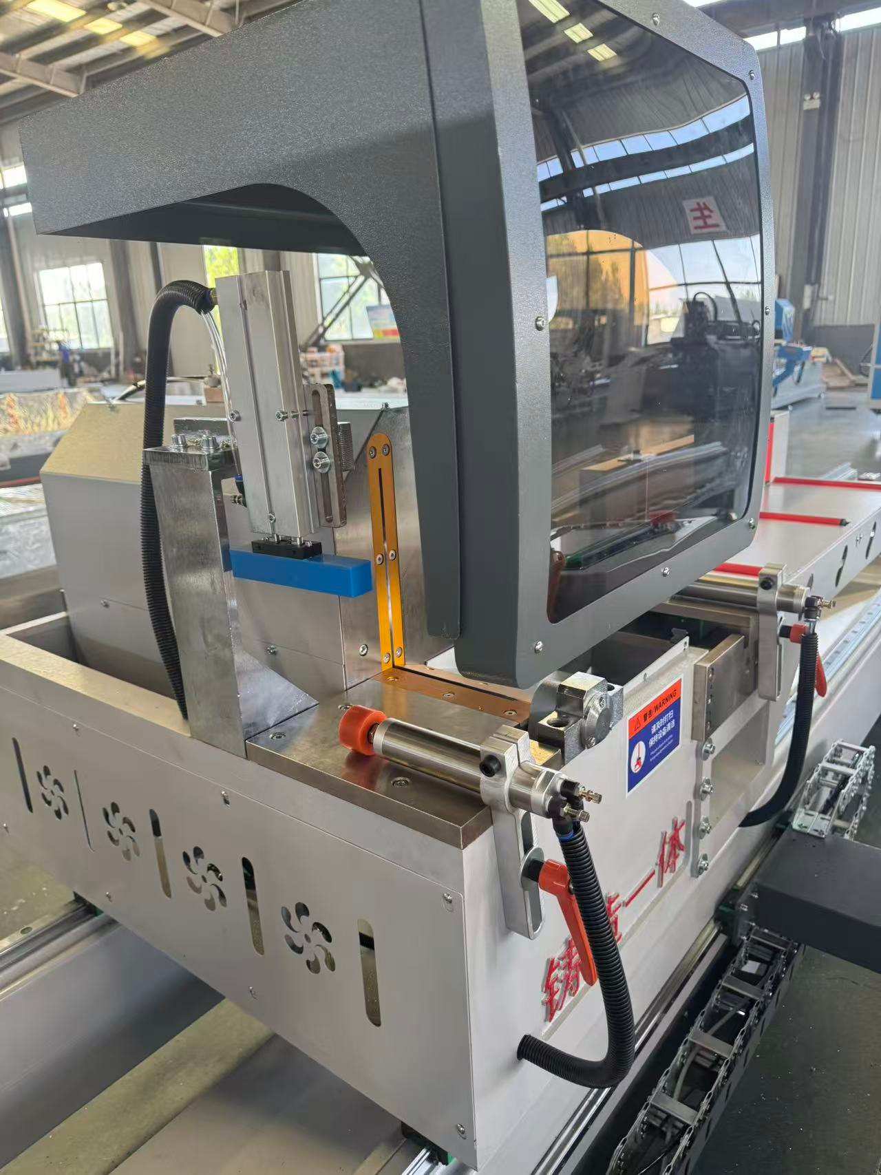 Sierra de precisión con articulación interna CNC 550 (45°/90°)