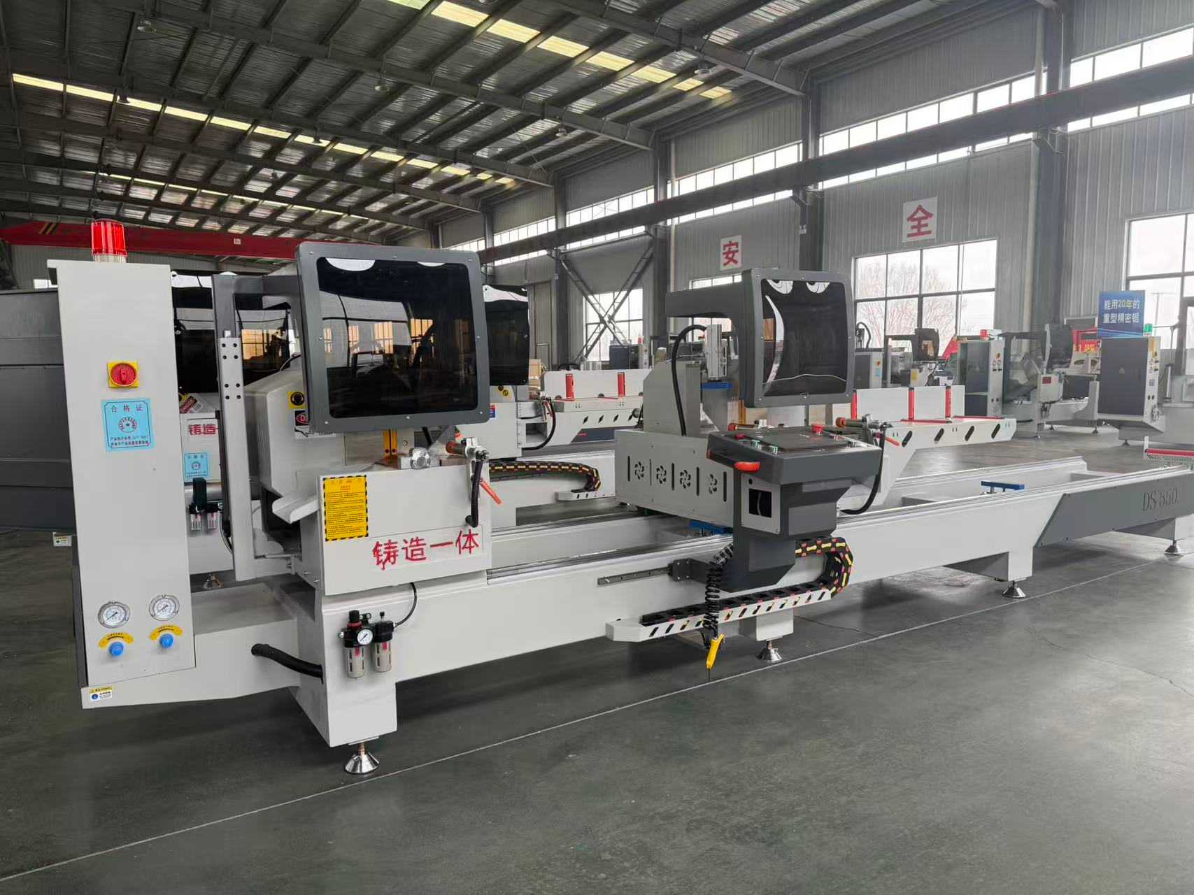 Sierra de precisión giratoria interna 550 CNC de 45 grados y 90 grados