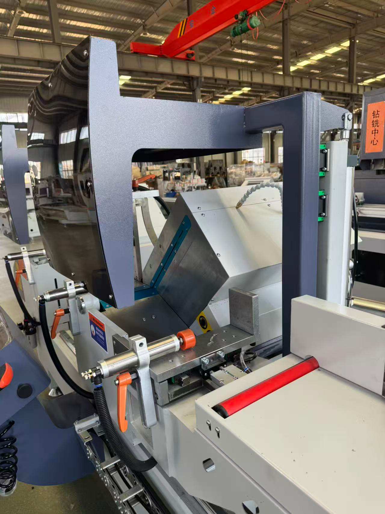 Sierra ingletadora de producción de alto volumen con giro hacia afuera 550 CNC, 45°/90°