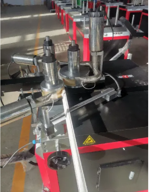 Máquina dobladora CNC para perfiles de puertas/ventanas de aluminio y PVC