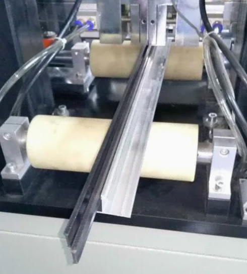 Máquina insertadora de rotura térmica de perfiles de aluminio de doble motor