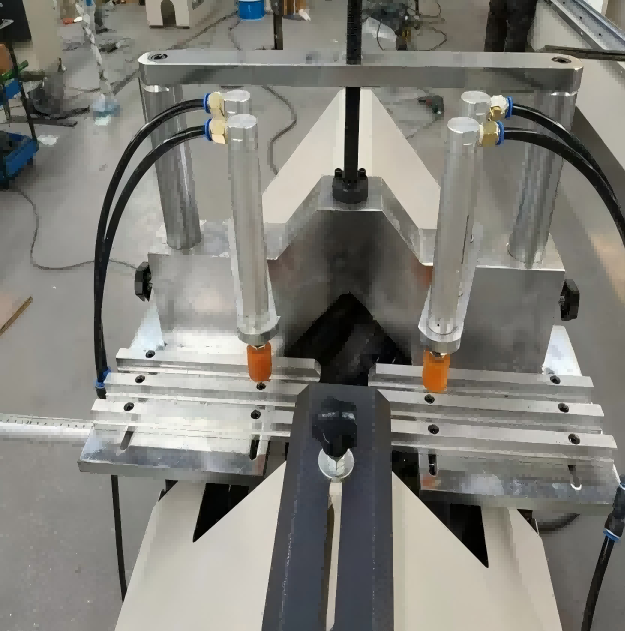 Máquina de sierra cortadora de ingletes de cuentas de acristalamiento de ventanas de UPVC de doble cabezal de alta precisión y alta resistencia para fabricación de puertas y ventanas de PVC