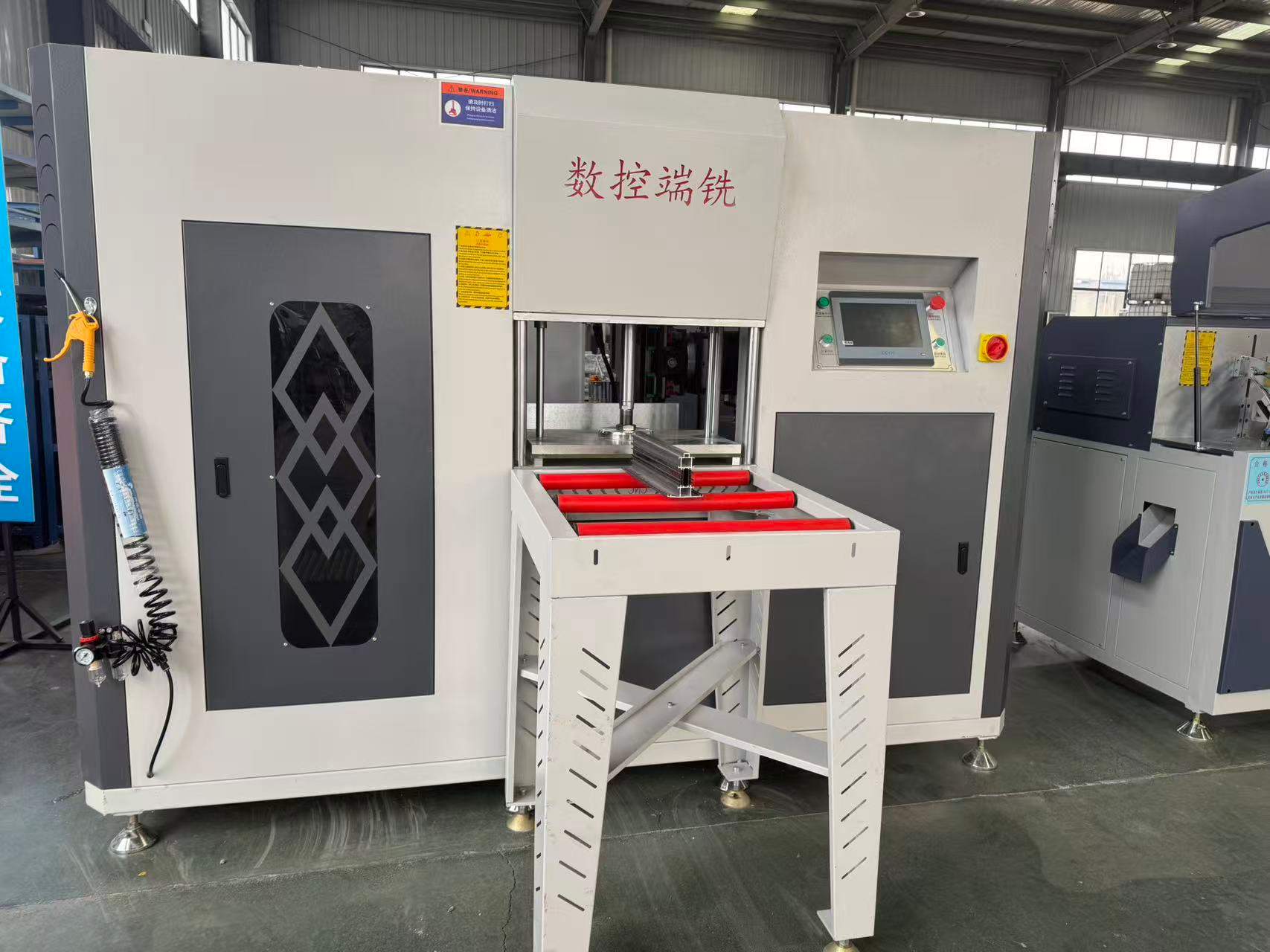Fresa de extremo CNC de 3+2 ejes de alta precisión para montantes de aluminio de forma especial