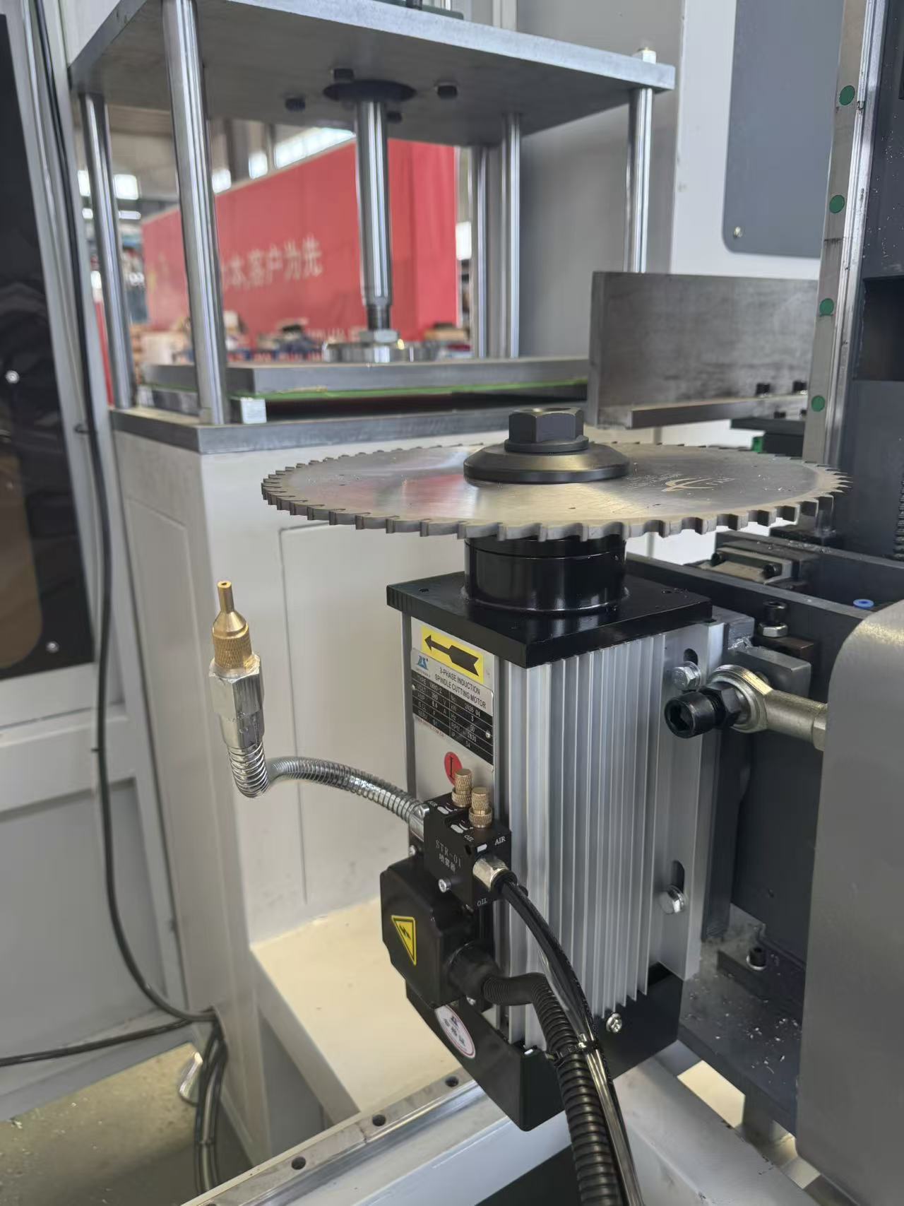 Fresa de extremo CNC de múltiples ángulos de 3+2 ejes para perfiles de parteluz de aluminio irregulares